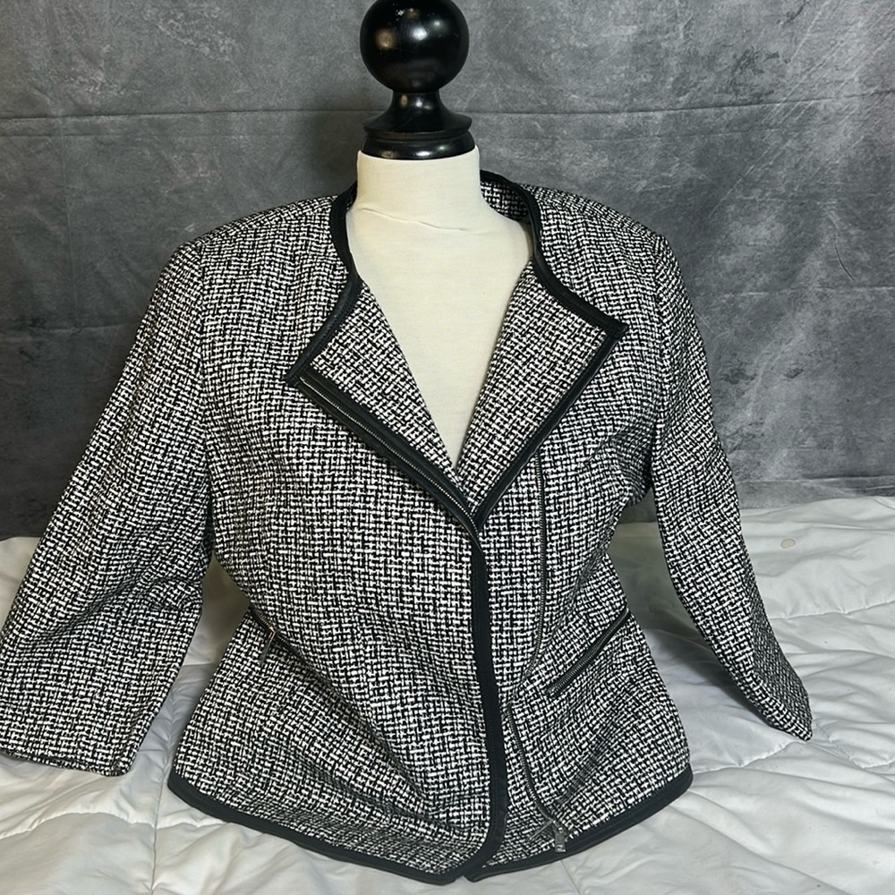 Womens Lafayette 148 black and white tweed jacket blazer. Size Med. EUC.